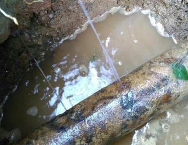 江南楼顶渗水维修公司分享下地暖漏水的原因及检测方法。